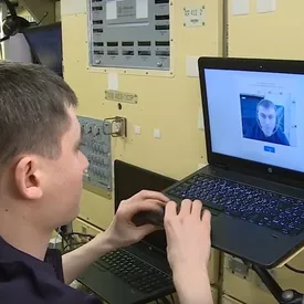 Российский космонавт впервые оформил госуслугу с околоземной орбиты