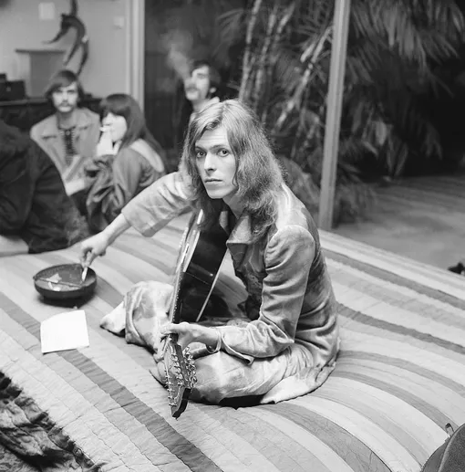 Дэвид Боуи играет на вечеринке, которую устроил публицист, будущий импресарио ночных клубов и диджей Родни Бингенхаймер в доме адвоката Пола Фигена в январе 1971 года в Лос-Анджелесе, штат Калифорния