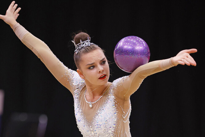 Дина Аверина стала 16-кратной чемпионкой мира по художественной гимнастике. На этот раз она стала лучшей в упражнениях с булавами Дина Аверина стала 16-кратной чемпионкой мира по художественной гимнастике. На этот раз она стала лучшей в упражнениях с булавами