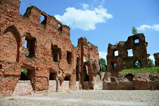 Стены и внутренний двор замка Рагнит в городе Неман Калининградской области