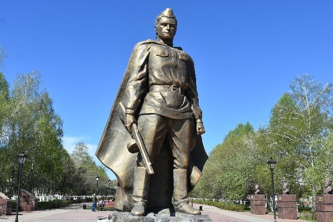 В Татарстане дети дотла сожгли памятник Воину-Освободителю, который власти называли огнеупорным
