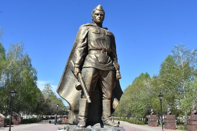 В Татарстане дети дотла сожгли памятник Воину-Освободителю, который власти называли огнеупорным В Татарстане дети дотла сожгли памятник Воину-Освободителю, который власти называли огнеупорным