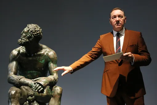 Кевин Спейси впервые появился на публике после скандала. Он прочитал поэму «Боксер» в итальянском музее