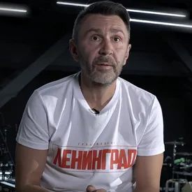 Вышел документальный фильм «Сергей Шнуров. Экспонат» Вышел документальный фильм «Сергей Шнуров. Экспонат»