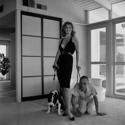 Актриса Барбара Хайнс позирует с собакой и Эрлом Лифом в Лос-Анджелесе, штат Калифорния