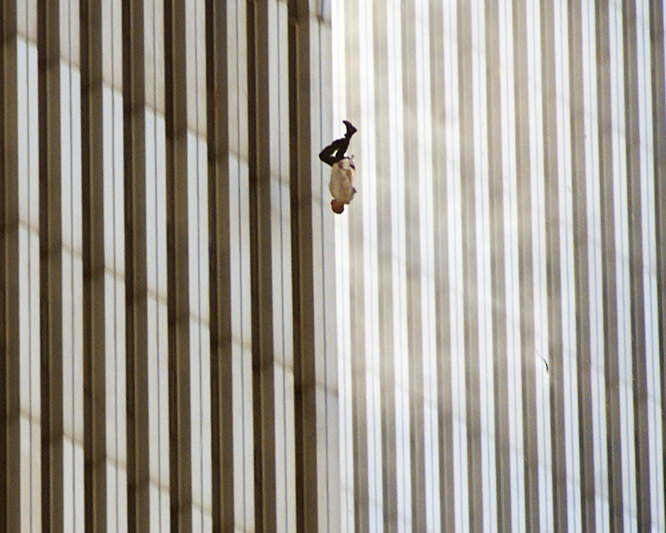 Снимок «Падающий человек» фотографа Associated Press Ричарда Дрю
