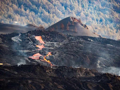 Дым и лава после извержения вулкана на острове La Palma, Испания, 22 ноября 2021 года. Smoke and lava rises from the Cumbre Vieja volcano seen from El Paso, La Palma, Canary Islands, Spain, 22 November 2021. The Cumbre Vieja volcano erupted on 19 September and has spewn out smoke, ashes and lava since then. EPA-EFE/Miguel Calero