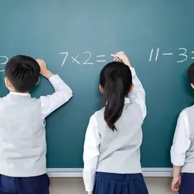 Британская школа раздает бесплатные телевизоры и велосипеды ученикам, чтобы улучшить посещаемость Британская школа раздает бесплатные телевизоры и велосипеды ученикам, чтобы улучшить посещаемость