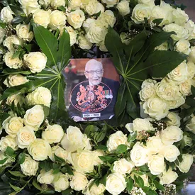 Вандалы осквернили мемориал сэру Тому Муру — 100-летнему ветерану, который собрал 33 миллиона фунтов для медиков и умер от коронавируса