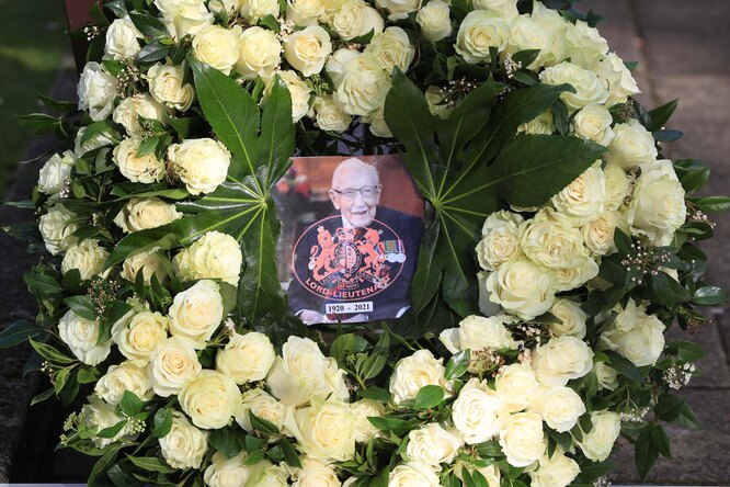Вандалы осквернили мемориал сэру Тому Муру — 100-летнему ветерану, который собрал 33 миллиона фунтов для медиков и умер от коронавируса