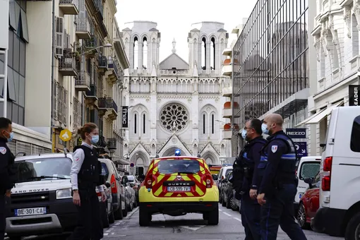 Во Франции произошло 2 вооруженных нападения за день: в Ницце неизвестный убил троих ножом, в Авиньоне бросился на полицейских с криком «Аллах акбар»