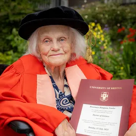 98-летняя ученая получила докторскую степень. 75 лет назад она открыла новую частицу 98-летняя ученая получила докторскую степень. 75 лет назад она открыла новую частицу