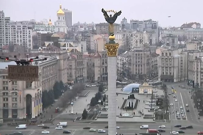 В видеотрансляцию Reuters из Киева попал дрон с табличкой «Продам гараж» и номером посольства России