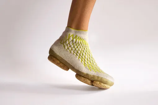 Немецкий дизайнер создала экологичные кроссовки из собачьей шерсти и грибов