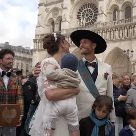 В Нотр-Дам-де-Пари впервые за 30 лет провели свадебную церемонию. Почести удостоились реставратор собора и его невеста В Нотр-Дам-де-Пари впервые за 30 лет провели свадебную церемонию. Почести удостоились реставратор собора и его невеста