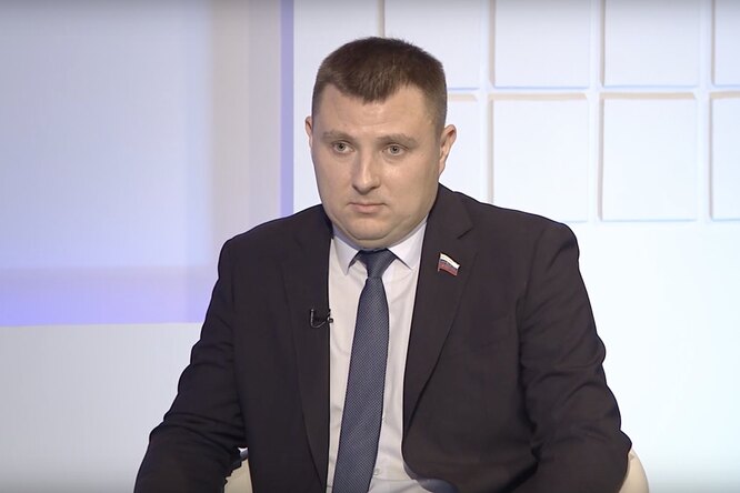 Воронежский депутат «завис» и не смог ответить, почему власти не обсудили просьбу жителей отказаться от новогодних украшений города за 65 млн рублей Воронежский депутат «завис» и не смог ответить, почему власти не обсудили просьбу жителей отказаться от новогодних украшений города за 65 млн рублей