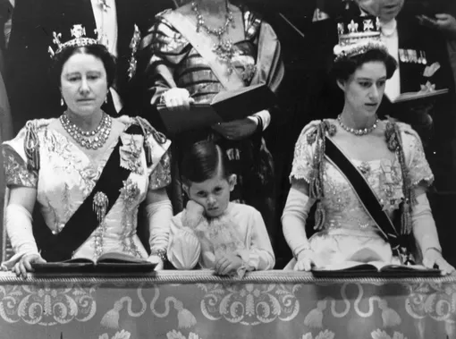 Принц Чарльз с Елизаветой II и королевой-матерью, 1953