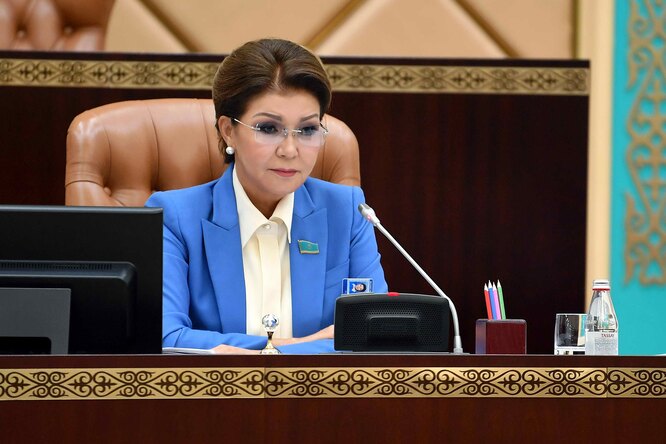 Дочь Нурсултана Назарбаева не пришла на заседание парламента. В пресс-службе заявили, что она на больничном