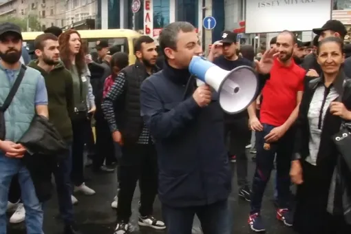 В Ереване идут оппозиционные протесты. Полиция начала задерживать протестующих