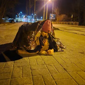В Польше спасли сбитую на дороге косулю. Одна из женщин обнимала животное два часа, грея его собственным телом В Польше спасли сбитую на дороге косулю. Одна из женщин обнимала животное два часа, грея его собственным телом
