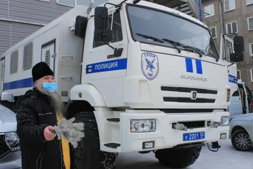 В Улан-Удэ православный священник освятил автозак. Обряд назывался «Освящение колесницы»