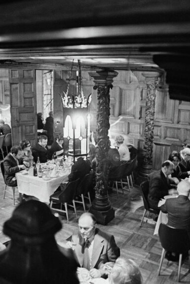 Люстра весом в тонну, деревянная лестница, построенная без единого гвоздя: мифы и легенды одного из старейших ресторанов Москвы — ЦДЛ
