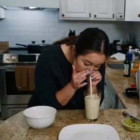 «Это вызывает у меня феноменальные ощущения»: американка предпочитает есть через нос