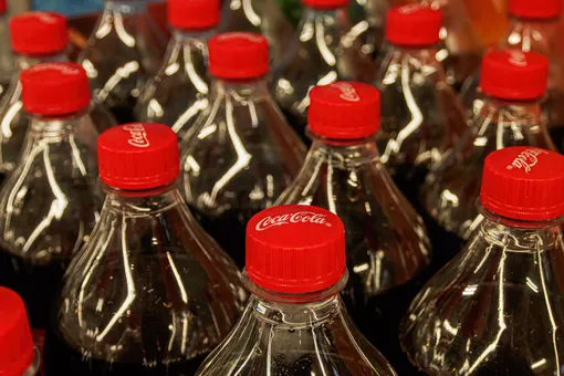 В магазинах Москвы нашли свежую газировку — с бутылками и этикетками как у оригинальной Coca-Cola