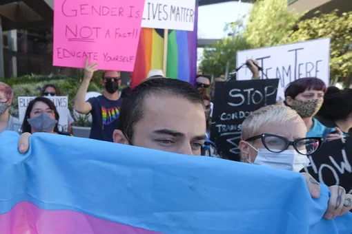 Сотрудники Netflix устроили акцию протеста у офиса компании из-за стендапа Дэйва Шаппелла, в котором он пошутил о трансгендерных людях