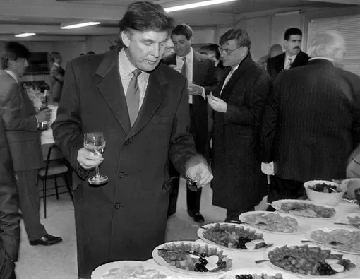 Дональд Трамп на приеме в Москве, 1996 год. Здесь будущий президент США обсуждал с бизнесменами строительство небоскребов Дональд Трамп на приеме в Москве, 1996 год. Здесь будущий президент США обсуждал с бизнесменами строительство небоскребов