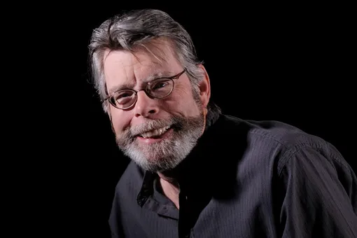 Стивен Кинг стал лидером рейтинга писателей, чьи книги чаще всего запрещают в американских школах Стивен Кинг стал лидером рейтинга писателей, чьи книги чаще всего запрещают в американских школах