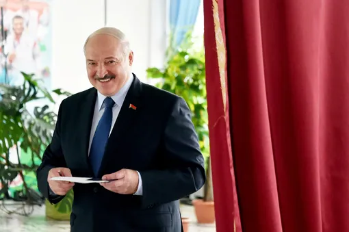 Реакция президента Беларуси Александра Лукашенко на избирательном участке во время президентских выборов в Минске, Беларусь, 9 августа 2020 года