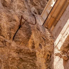 Во Франции украли легендарный меч Дюрандаль. Он находился в скале 1300 лет