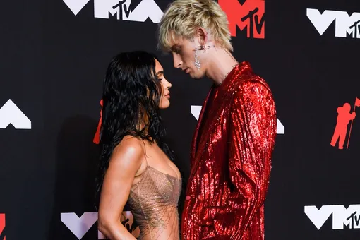 Machine Gun Kelly сделал предложение Меган Фокс, она согласилась. После этого влюбленные выпили кровь друг друга