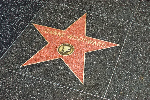 Звезда на Аллее славы американской актрисы Джоан Вудворд, 2014 год.Звезда на Аллее славы американской актрисы Джоан Вудворд, 2014 год. Вудворд была в числе восьми деятелей кино, получивших звезду на бульваре Голливуд (однако первые памятные знаки были временными — первую постоянную звезду получил режиссер Стэнли Крамер)oanne Woodward star on Hollywood Walk of Fame in Hollywood, California. This star is located on Hollywood Blvd. and is one of over 2000 celebrity stars embedded in the sidewalk. It was one of the first 8 inaugural stars.31 minutes ago
