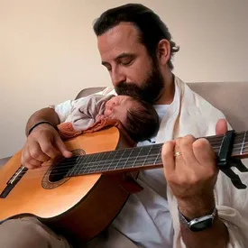 Отец из Дании написал песню, в которой признался в любви к сыну на 521 языке. Это мировой рекорд