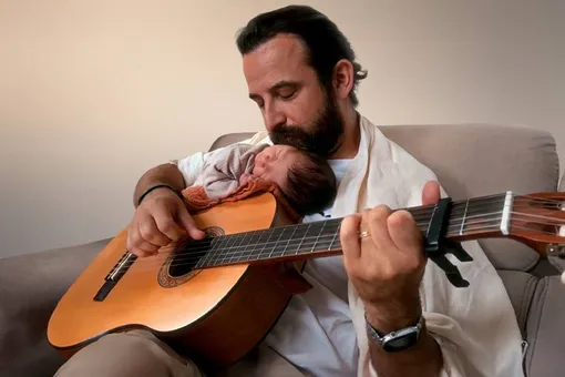 Отец из Дании написал песню, в которой признался в любви к сыну на 521 языке. Это мировой рекорд Отец из Дании написал песню, в которой признался в любви к сыну на 521 языке. Это мировой рекорд