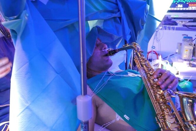 Итальянец играл на саксофоне, пока ему делали 9-часовую операцию на мозге