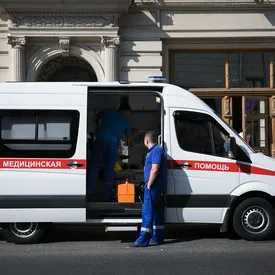 Во Владимире врачи включили мигалку реанимобиля у здания обладминистрации после отказа ковидных госпиталей принять пациента из-за нехватки мест Во Владимире врачи включили мигалку реанимобиля у здания обладминистрации после отказа ковидных госпиталей принять пациента из-за нехватки мест
