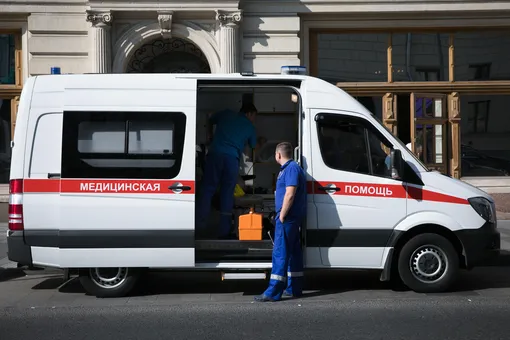 Во Владимире врачи включили мигалку реанимобиля у здания обладминистрации после отказа ковидных госпиталей принять пациента из-за нехватки мест