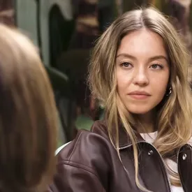 Сидни Суини отказалась извиняться за скандальную рекламную кампанию джинсов. Это стало мемом