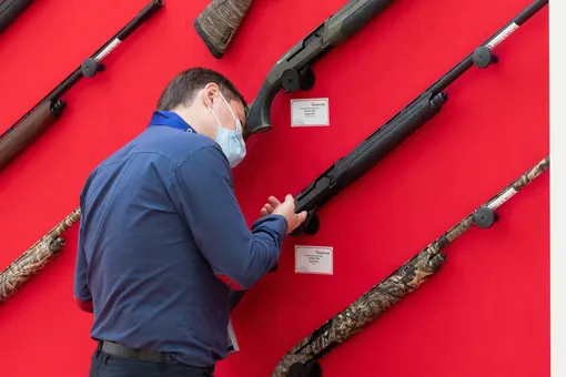 В Госдуму внесли законопроект об ужесточении правил покупки оружия. Он подразумевает внеплановые медосмотры