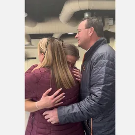 Родители проехали почти тысячу километров, чтобы увидеться с дочкой. Накануне девушка написала маме сообщение о том, что чувствует беспокойство