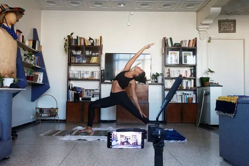 Многие тренеры и инструкторы перешли на онлайн-занятия, как преподаватель йоги из Касабланки, Марокко