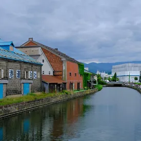 В японском городе Отару наняли охранников для борьбы с туристами, которые пытаются сделать красивые фото. Некоторые ради этого даже рискуют жизнью