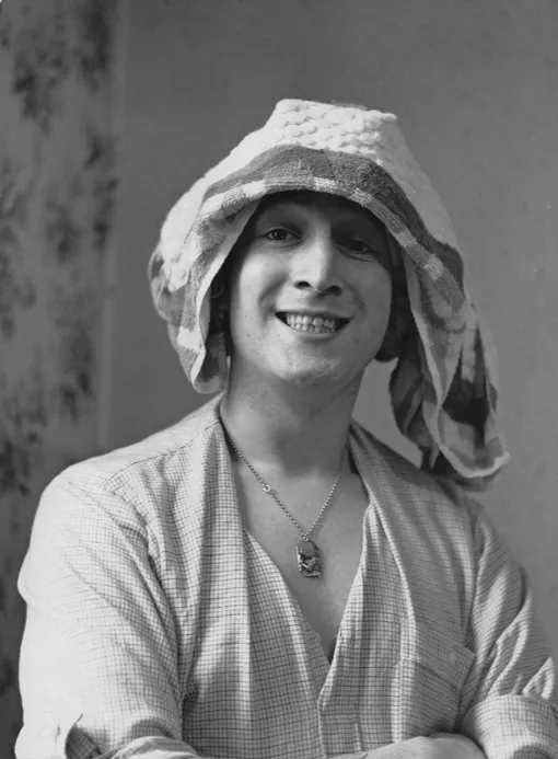 BIRMINGHAM, ENGLAND — 18th AUGUST: John Lennon (1940-1980) from the Beatles with a towel on his head in the band's dressing room at Alpha TV Studios in Birmingham on 18th August 1963. The group were appearing on ABC TV's 'Thank Your Lucky Stars'. КРЕДИТ
