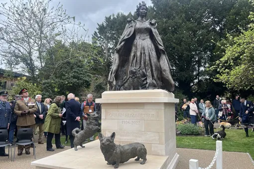 В Великобритании открыли памятник Елизавете II и ее корги