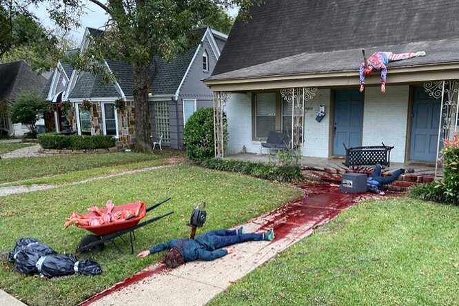 Американец к Хеллоуину украсил участок реалистичными «трупами». К нему несколько раз приезжала полиция