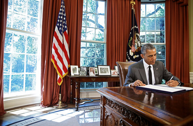 Барак Обама подписывает законопроект в Овальном кабинете, 31 июля 2015