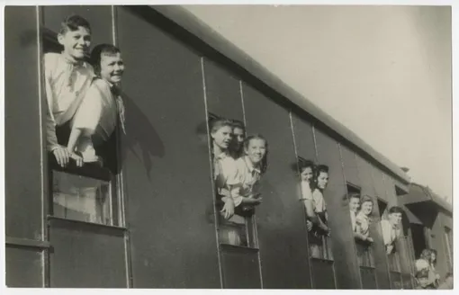 Макс ПенсонПионеры, выглядывающие из окна поезда 1930е